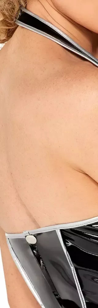 Black Level vinilinė suknelė su „halter“ apykakle ir sidabrinėmis detalėmis, vidutinio (M) dydžio