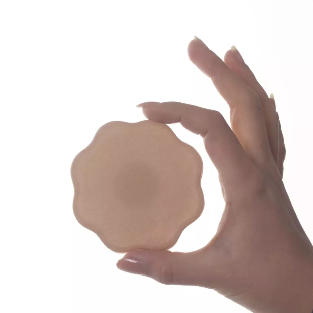 Bye Bra Fabric Nipple Covers Nude – diskretiški gėlės formos spenelių lipdukai, 1 pora