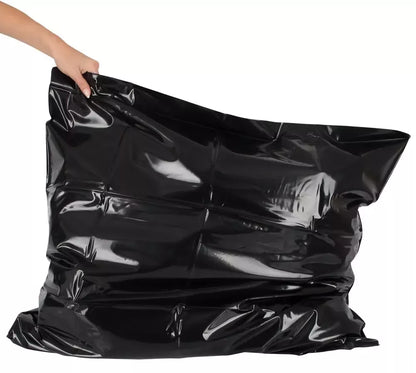 Juodas vinilinis pagalvės užvalkalas ZADO 72x77,5 cm – plaunamas blizgus užvalkalas