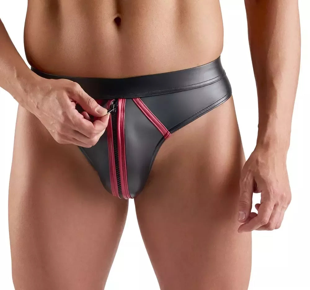 Svenjoyment 2XL dydžio vyriškos kelnaitės-tangai, juodos spalvos „wetlook“ su raudonomis detalėmis, tamprus modelis